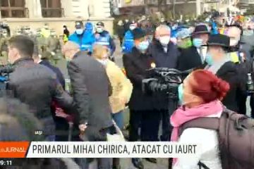 Muzică și ceremonial militar, în Piața Unirii din Focșani. Mai mulți demnitari au participat la ceremoniile organizate în țară