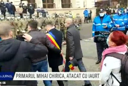 Iași: Primarul Mihai Chirica, atacat cu iaurt la manifestațiile dedicate Micii Uniri
