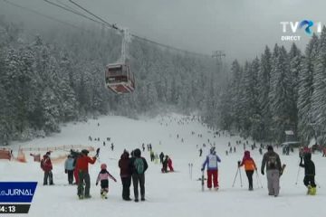 Vacanță la munte. Sute de turiști au luat cu asalt pârtiile de schi