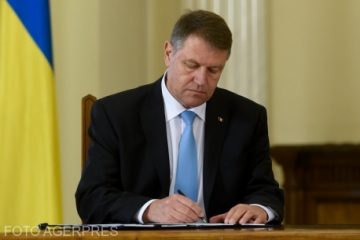 Președintele Klaus Iohannis a retras titlul de „Luptător pentru Victoria Revoluției din Decembrie 1989” pentru 16 persoane