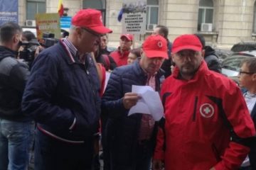 Membrii SANITAS protestează luni în faţa Guvernului