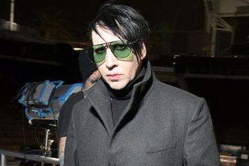 Cântărețul Marilyn Manson, acuzat de mai multe femei de abuzuri; artistul, abandonat de casa sa de discuri