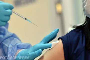 Ministerul Sănătății: Investigaţiile complexe efectuate de medici infirmă diagnosticul de paralizie facială periferică dreaptă în cazul femeii din Vâlcea care a primit rapelul vaccinului