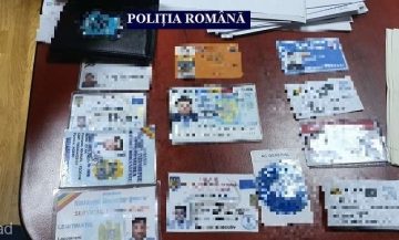 Un tânăr cu uniformă de polițist și cu girofar pe mașină, prins când oprea autoturisme în trafic, la Arad. A fost reținut pentru uzurpare de calități oficiale