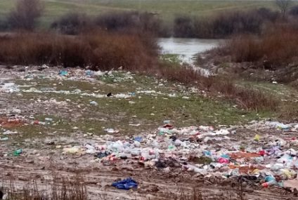 Bihor: Abandonări masive de deşeuri într-o Arie Naturală Protejată