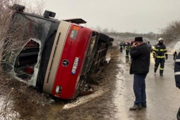 Caraş-Severin: Autocar cu 16 pasageri răsturnat pe DN57; a fost activat planul roşu de intervenţie