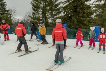 În Hunedoara, toate pârtiile sunt deschise. Pericol de avalanșe, pe creste