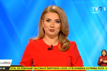 Doi pui de râs au ieșit la joacă lângă un drum județean din Buzău