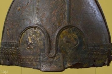 Un coif medieval de sorginte vikingă, unic în România și cu o valoare istorică uriașă, a fost recuperat de polițiști