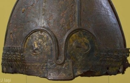 Un coif medieval de sorginte vikingă, unic în România și cu o valoare istorică uriașă, a fost recuperat de polițiști