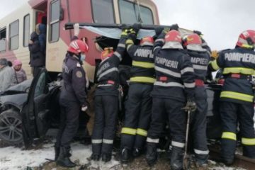 Două persoane au murit după ce mașina în care se aflau a fost lovită de tren în localitatea Vlădeni din Iași