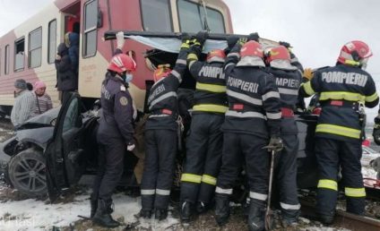 Două persoane au murit după ce mașina în care se aflau a fost lovită de tren în localitatea Vlădeni din Iași