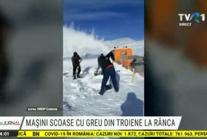 Gorj: Mașini scoase din nămeți de drumari, la Rânca