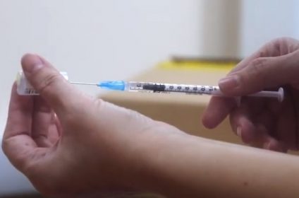Campania de vaccinare anti covid a redus numărul spitalizărilor şi al deceselor în Marea Britanie