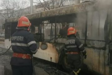Un autobuz a ars în totalitate pe o stradă din Galați. Cei 25 de călători s-au autoevacuat