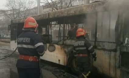 Un autobuz a ars în totalitate pe o stradă din Galați. Cei 25 de călători s-au autoevacuat