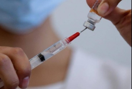 a-inceput-campania-de-vaccinare-in-afganistan.-jurnalista-anisa-shaheed-este-prima-imunizata-cu-serul-anticovid