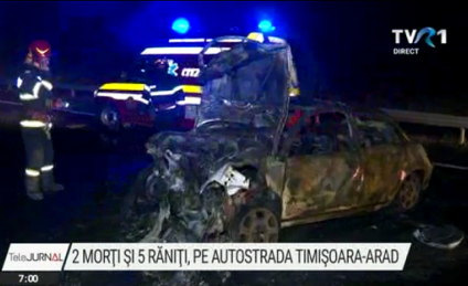 UPDATE Accident cumplit pe autostrada Timișoara-Arad, provocat de un tânăr fără permis. O mașină în care se aflau 7 persoane a luat foc după ce a intrat într-un autoturism care lovise un parapet