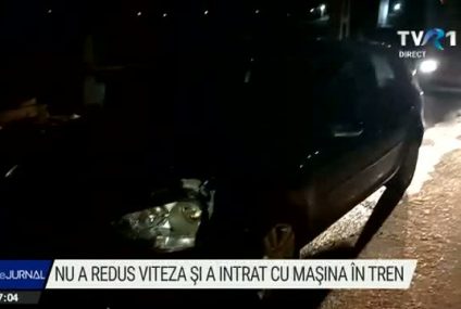 Nu a redus viteza și a intrat cu mașina în tren