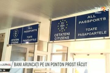 Bani aruncați pe un ponton prost făcut pe malul Dunării, la Galați