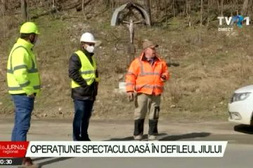 Operațiune spectaculoasă în Defileul Jiului. A fost dinamitată o parte din versant pentru construcția unei parcări