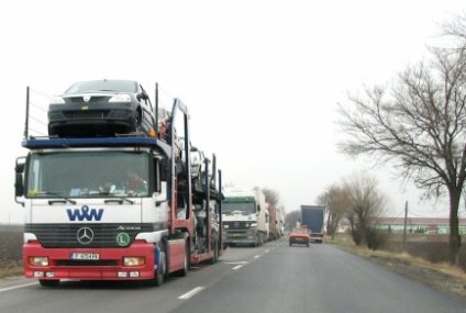 Arad: Sute de camioane aşteaptă la frontieră să intre în Ungaria, din cauza controalelor amănunţite