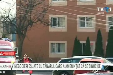 Negociere eșuată a polițiștilor. După două ore de discuții cu autoritățile, un tânăr s-a aruncat de pe o clădire și a murit