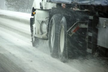 O bucată de gheață a căzut de pe un tir aflat în mers peste un autoturism. Un copil a fost rănit