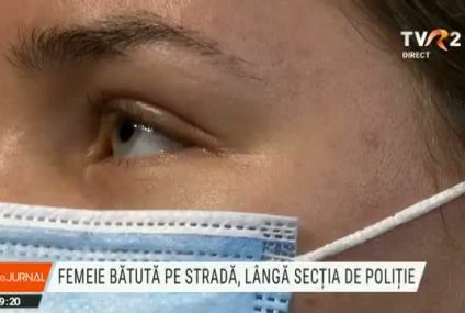 Femeie bătută de soț pe stradă, lângă secția de poliție. Imagini cu puternic impact emoțional!