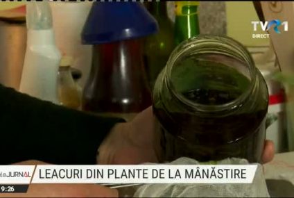 Unguente, tincturi, ceaiuri, creme. Măicuțele de la Mănăstirea Petroșnița fac leacuri din plante, într-un laborator special amenajat. Stareța urmează cursuri de fitoterapie la un institut din Germania