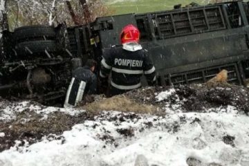 Un autotren s-a răsturnat pe malul Arieșului. Operațiune de urgență a pompierilor pentru stabilizarea mașinii de mare tonaj. Șoferul a fost grav rănit