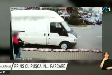 Panică în parcarea unui supermarket din sectorul 6 al Capitalei. Un bărbat amenința oamenii cu o pușcă de panoplie