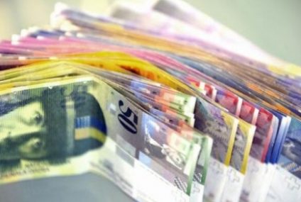 Banca Naţională a Elveţiei cheltuieşte sume record pentru a slăbi francul