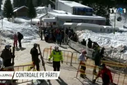 Cu distanțare și cu mască la cozile pentru instalațiile de pe pârtii. Noile reguli interzic servirea turiştilor la terase aflate la o distanță mai mică de 100 de metri de pârtii. Controale în stațiunile montane