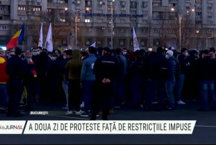 „Să se termine cu pandemia!”. A doua zi de proteste fără distanțare în mai multe orașe din țară. Îmbrânceli cu jandarmii la Galați și Sibiu. Măști arse în piața publică