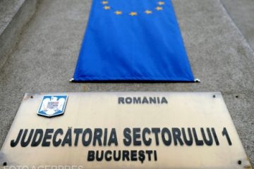 Bărbatul care a lovit un jandarm în timpul protestului din Piața Universității, plasat în arest la domiciliu