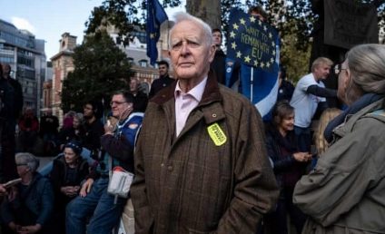 John le Carré a obţinut cetăţenia irlandeză înainte de a muri, a dezvăluit fiul său. Scriitorul britanic era dezamăgit din cauza Brexitului