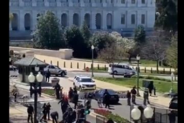 Incident de securitate în SUA: O mașină a forțat o  barieră de la Capitoliu și a intrat în doi polițiști. Unul dintre ei și atacatorul au murit