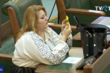 Parlament: Comisia juridică – sesizată de PNL privind derapajele de comportamemt ale Dianei Şoşoacă