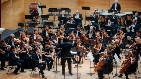 concert-simfonic-online-sustinut-de-filarmonica-din-sibiu-evenimentul-are-loc-pe-8-aprilie-2021-si-va-putea-fi-vizionat-online,-gratuit,-intre-orele-1900-si-20.30