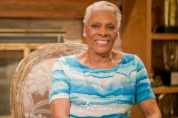 Cântăreaţa americană Dionne Warwick a fost supranumită „Regina Twitter-ului”. În vârstă de 80 de ani artista publică mesaje amuzante şi pline de optimism, încercând să se adreseze utilizatorilor din generaţia tânără