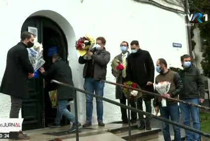 Andreea Moldovan, fost secretar de stat, întâmpinată cu flori la revenirea la Spitalul de Boli Infecțioase din Brașov