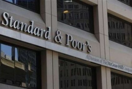 Standard & Poor’s a îmbunătăţit perspectiva de la ”negativ” la ”stabil” aferentă ratingului acordat României. Este prima modificare în sens pozitiv, din 2013
