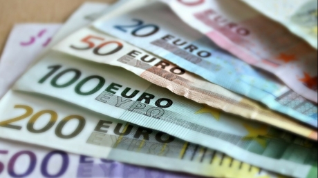 euro,-nou-maxim-istoric.-cursul-calculat-de-banca-nationala-a-romaniei-este-de-4,9261-lei/euro