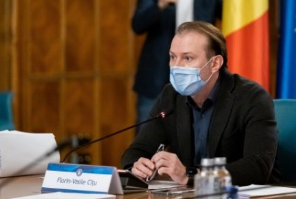 Premierul Cîţu susţine că singura soluţie pentru a merge la concerte, la mare şi la restaurant este vaccinarea; prima etapă de relaxare va fi după imunizarea a cinci milioane de români