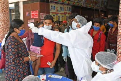 Regatul Unit interzice accesul persoanelor care vin din India, după ce au fost identificate peste 100 de cazuri de infectare cu tulpina indiană a noului coronavirus