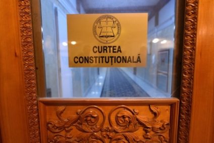 CCR: Asigurații au dreptul la concediu și indemnizație pentru îngrijirea copilului grav bolnav și după vârsta de 16 ani