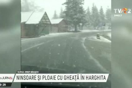 Ninsoare și ploaie înghețată în Harghita. Drumuri acoperite cu strat de zăpadă