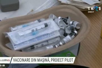 Prima zi de vaccinare „din mașină” la Deva. Centrul a fost deschis mai devreme, pentru că deja se formaseră cozi. S-au epuizat aproape toate dozele alocate pentru sâmbătă