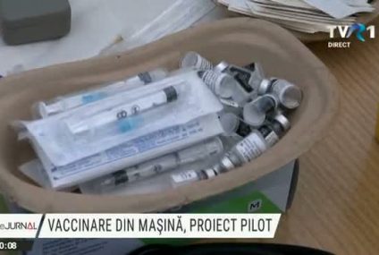 Prima zi de vaccinare „din mașină” la Deva. Centrul a fost deschis mai devreme, pentru că deja se formaseră cozi. S-au epuizat aproape toate dozele alocate pentru sâmbătă